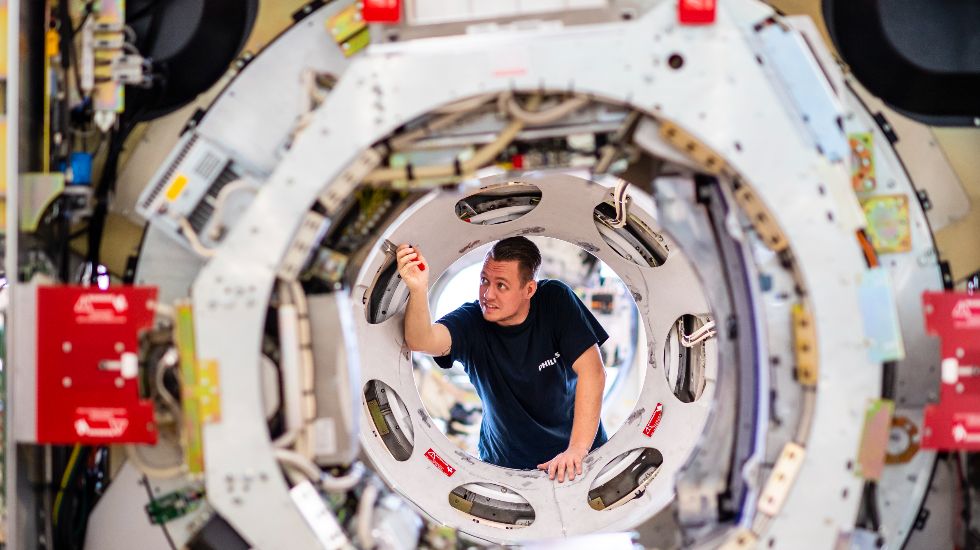 philips scanner undergoing air pressure cleaning body